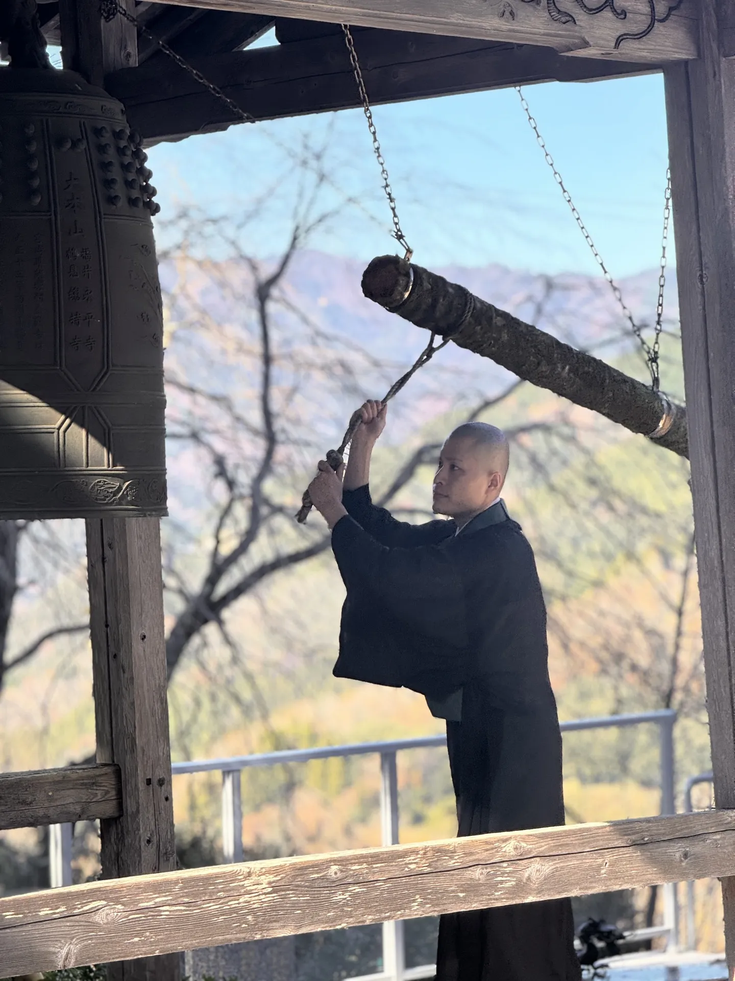 梵鐘を撞く住職